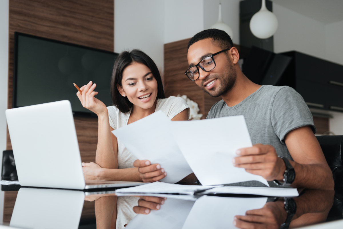 taux immobiliers à Rennes et comportement des emprunteurs suite à la pandémie de COVID-19 Taux immobilier à Rennes et en Bretagne – couple discutant de leur crédit immobilier