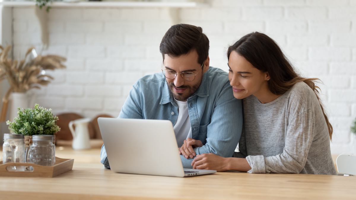 Crédit immobilier à Rennes - Un couple regarde son contrat immobilier