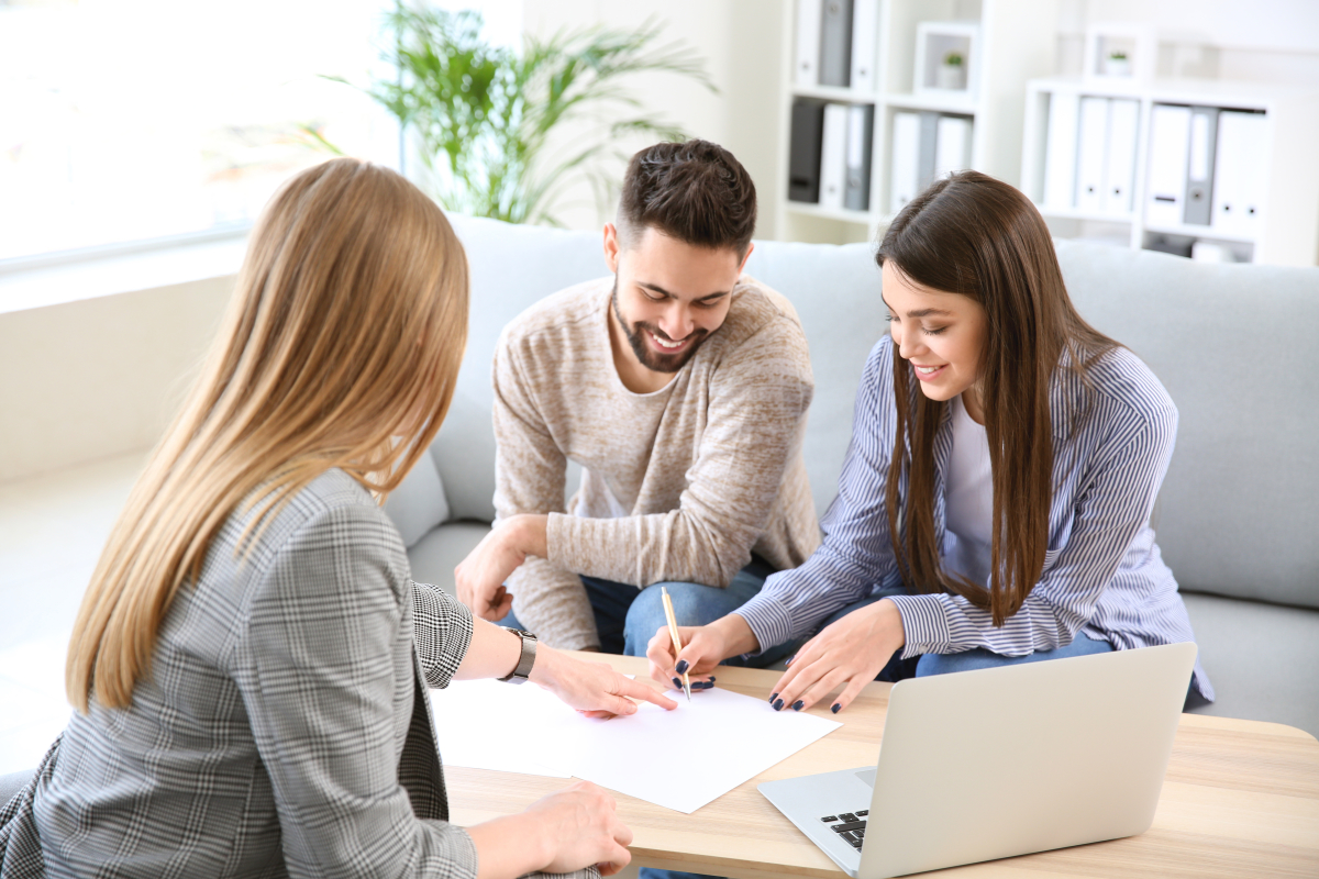 location appartement rennes - un couple signant un bail de location avec l'agent immobilier