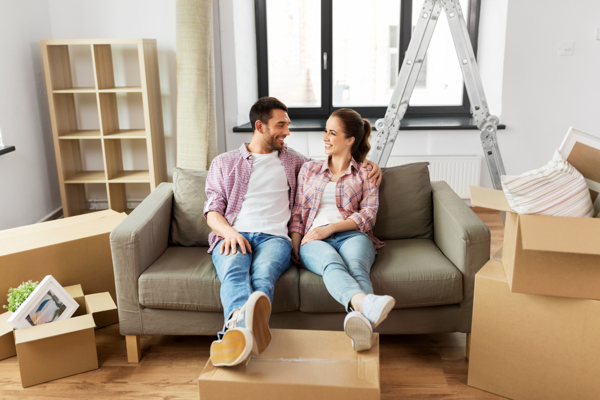 location appartement rennes - un couple en train d'emménager dans leur nouvel appartement