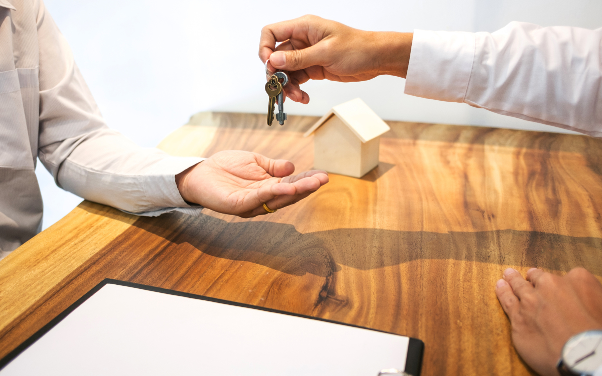 louer son appartement par agence - Une remise de clefs après avoir signé un bail de location