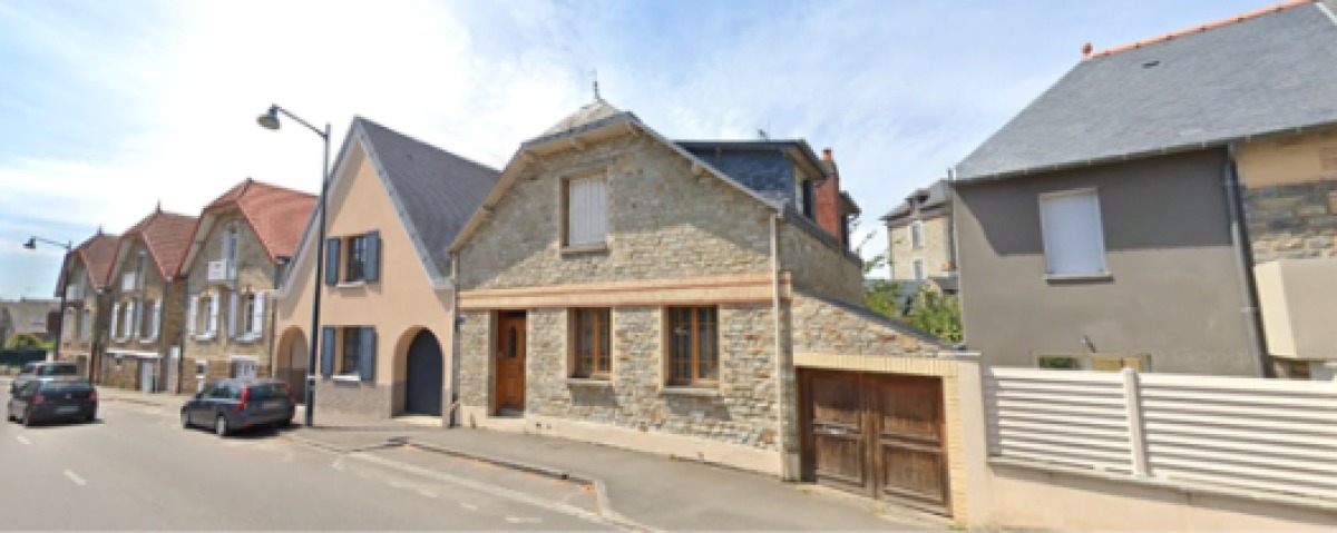 Des résidences avec de belles façades en pierres sur la rue Danton, à Jeanne d’Arc