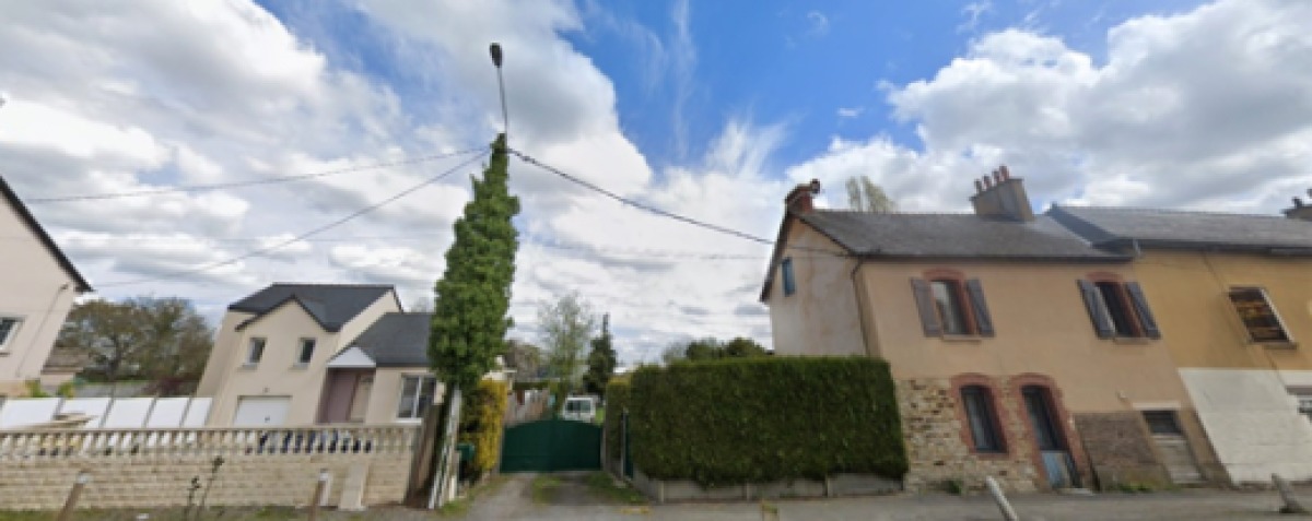 Une maison individuelle à côté d’une construction ancienne dans le quartier de la Brosse