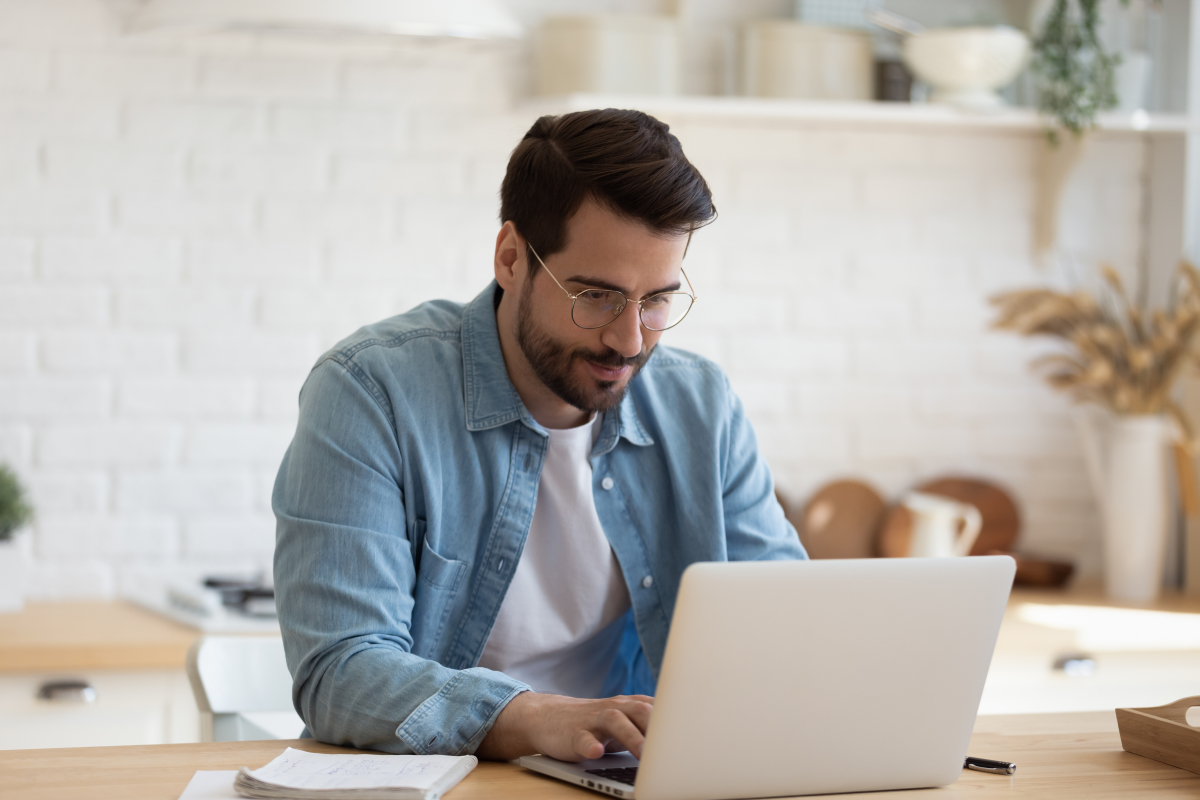 agence gestion locative rennes - Un homme sur son ordinateur portable