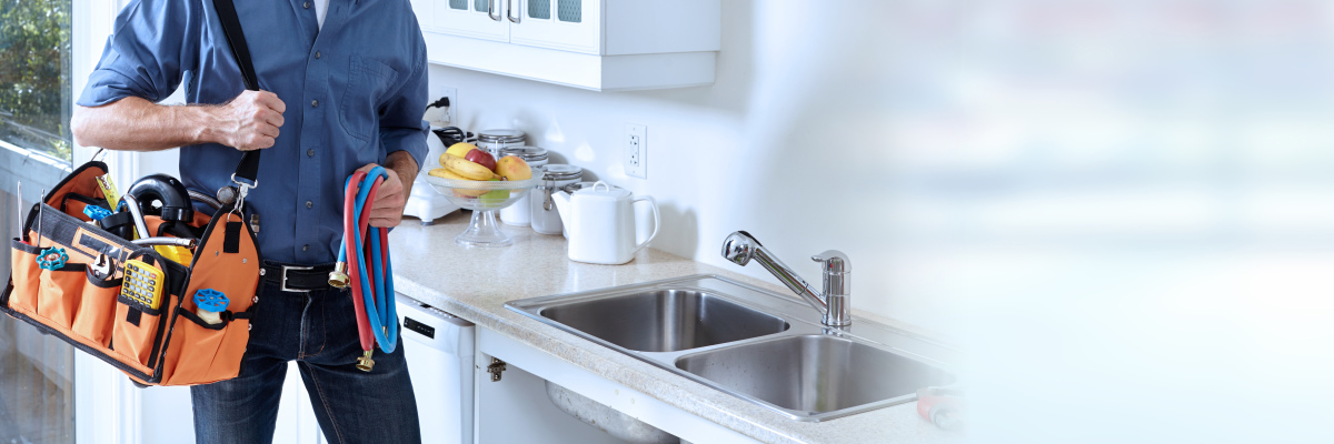 IMMO9 Gestion s'occupe des interventions nécessaires dans les appartements neufs mis en location agence gestion locative rennes - Un technicien faisant une intervention dans un appartement