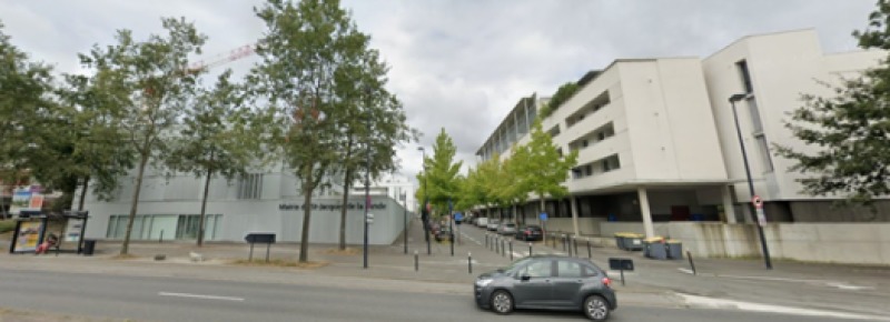 Un immeuble moderne à côté de la mairie de Saint-Jacques-de-la-Lande