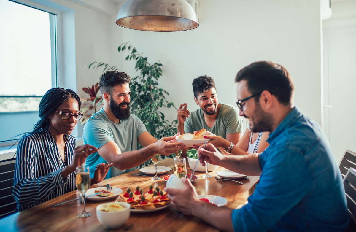 Logement étudiant à Rennes – Des colocataires partageant un repas