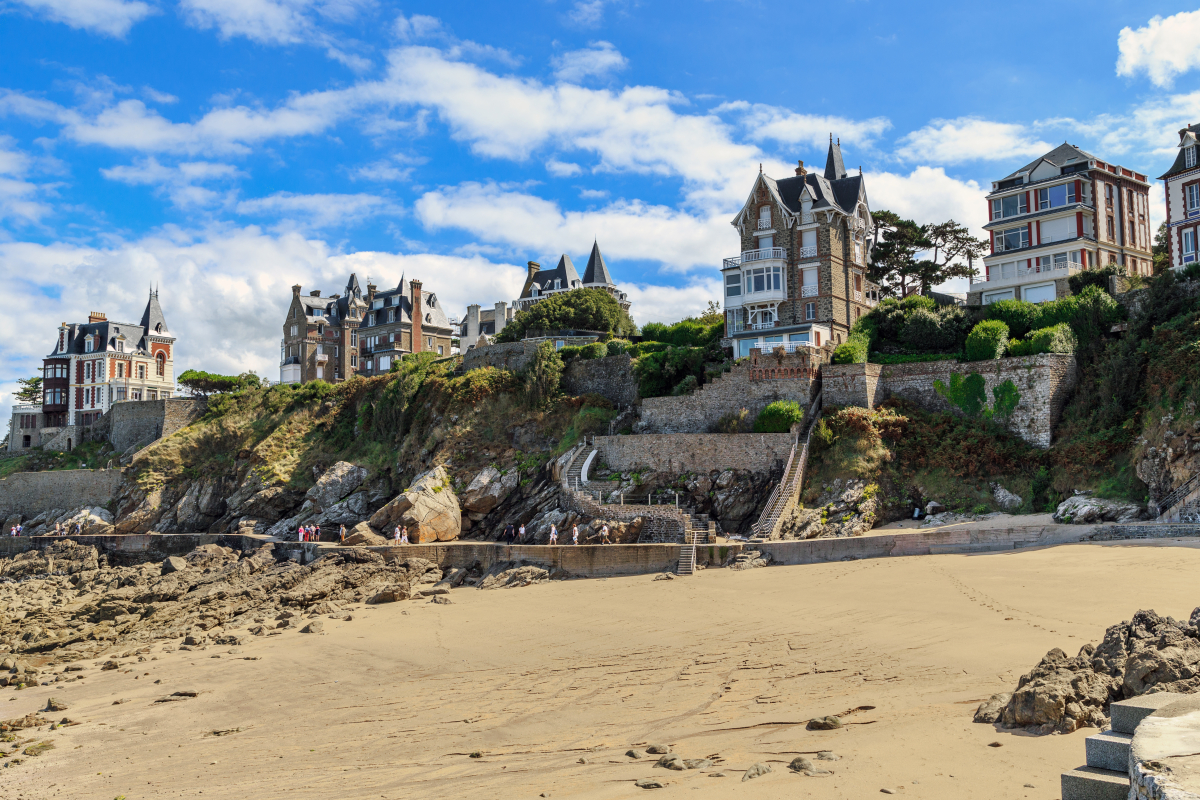 Vue de la pointe de la Malouine avec ses magnifiques demeures, à Dinard