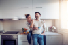 Barème de loyer Pinel 2021 – Couple qui rigole dans sa cuisine