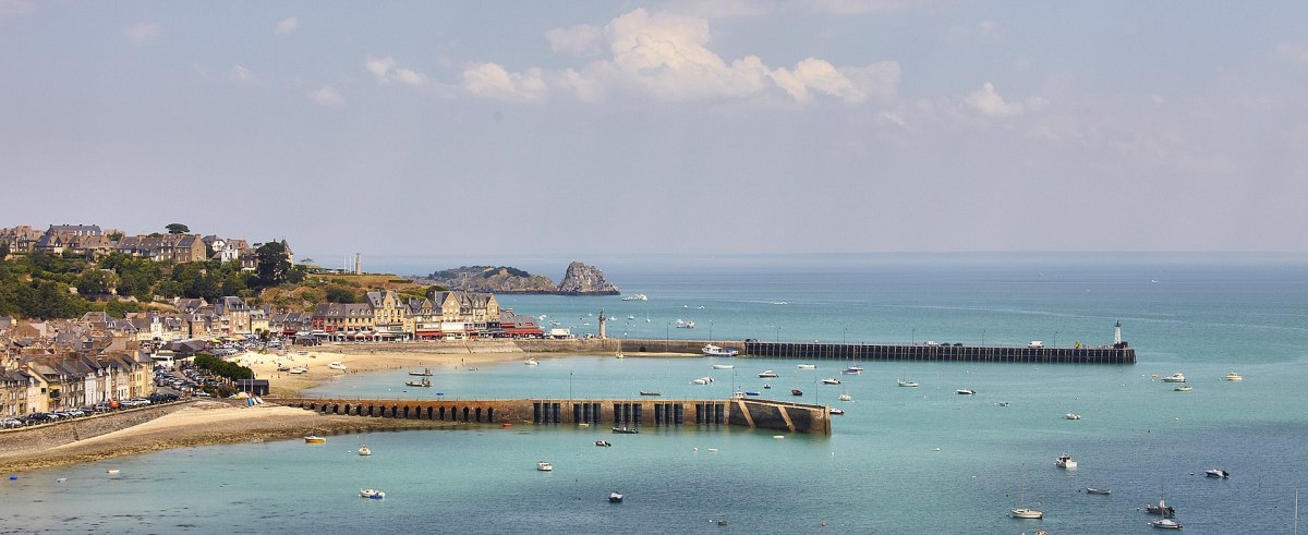 Vue aérienne du port de la houle, à Cancale