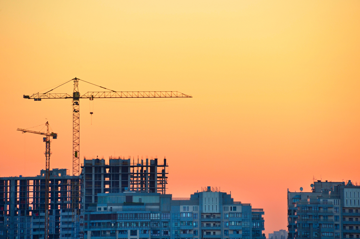 Loi Climat– Vue sur un chantier d’immeubles avec des grues