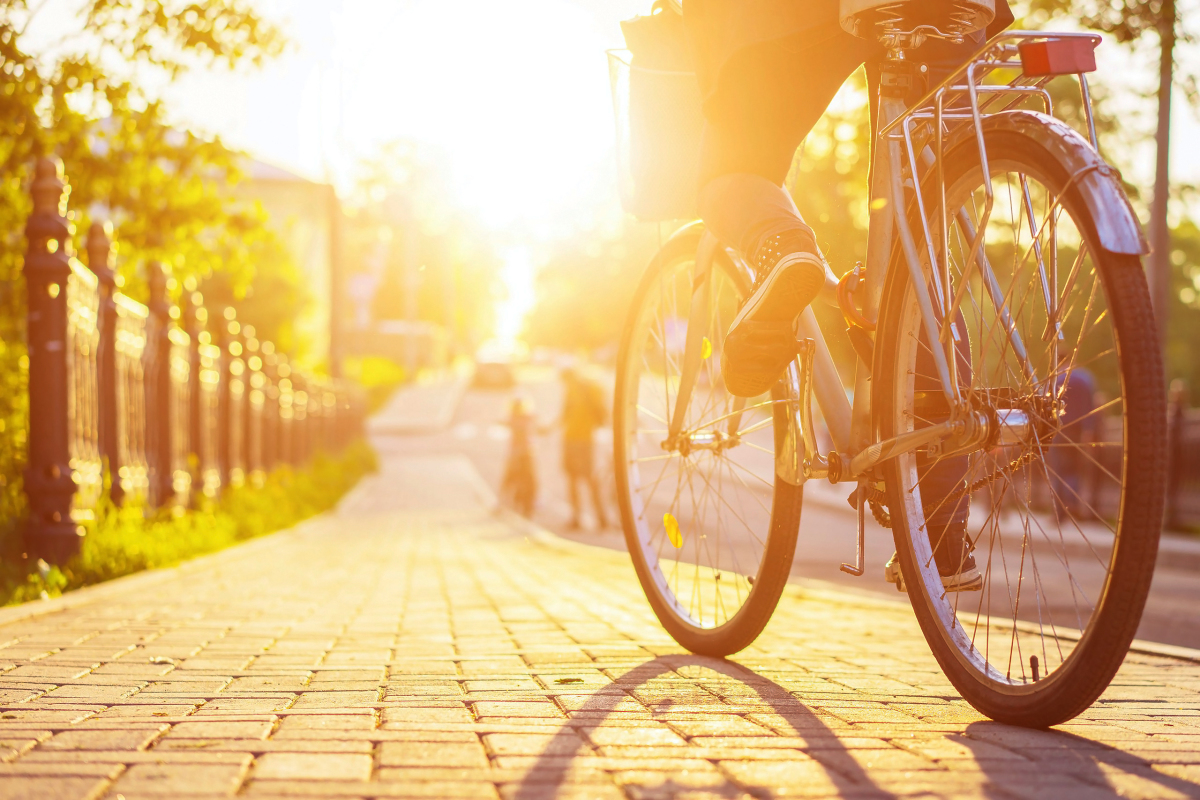 Quartier Le Blosne à Rennes – Cycliste face au soleil