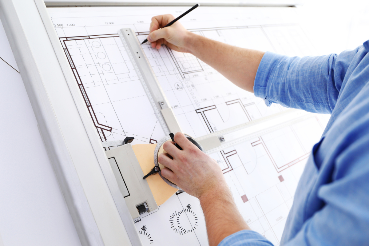 Résidence Automne à Rennes – Architecte en train de travailler sur des plans