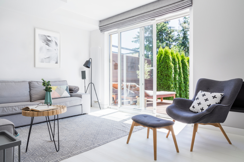  Appartement rez-de-jardin à Rennes – Intérieur d’un appartement avec jardin avec vue sur la terrasse