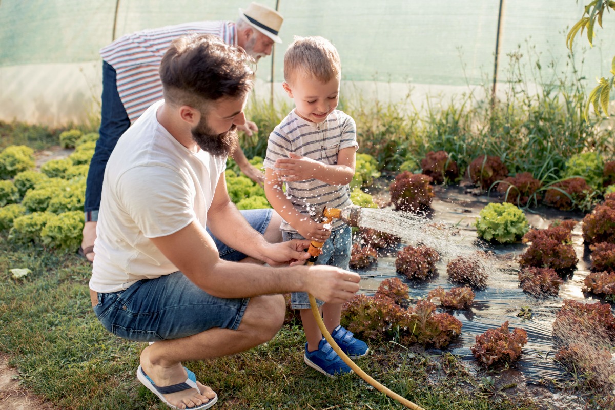  Appartement rez-de-jardin à Rennes – Famille qui arrose les plantes dans un jardin