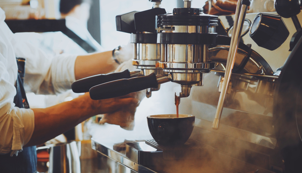 Legendre Immobilier – Barista faisant du café