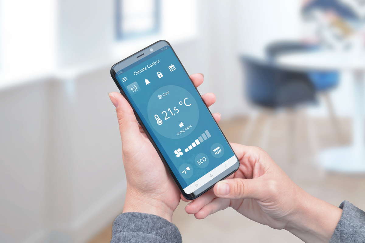 Immeuble écologique – Personne qui consulte son système domotique sur son smartphone