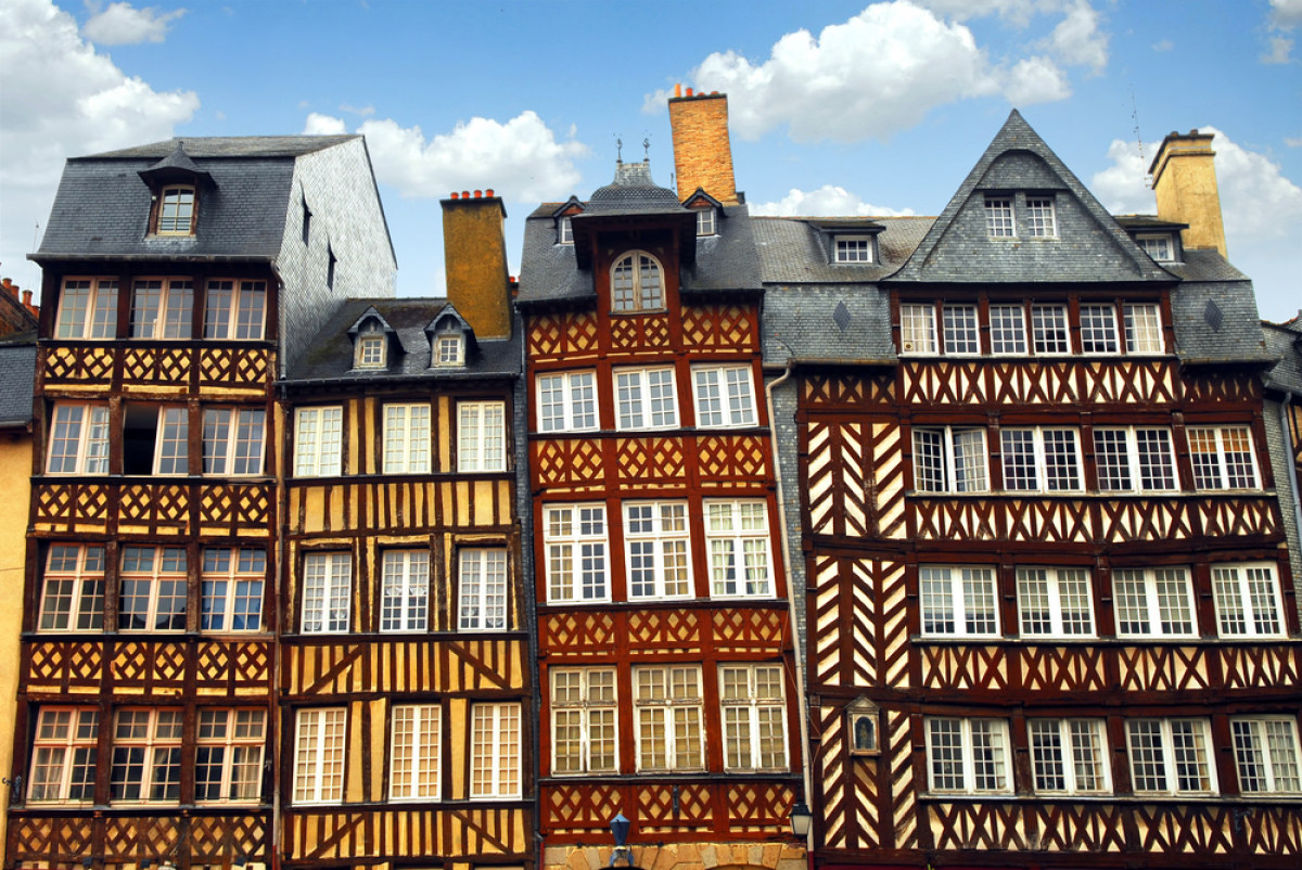 Histoire de l’architecture à Rennes - Immeubles à colombages sur la place du Champ-Jacquet à Rennes