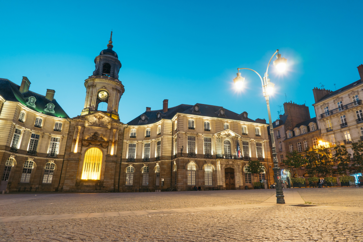 Développement durable à Rennes  –  Les éclairages nocturnes place de la mairie à Rennes