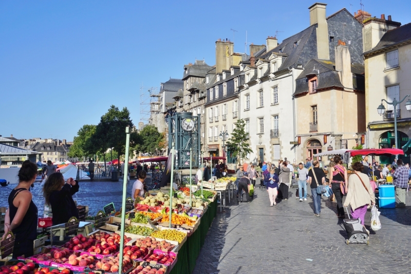 Fiscalité à Rennes – Place des Lices un jour de Marché