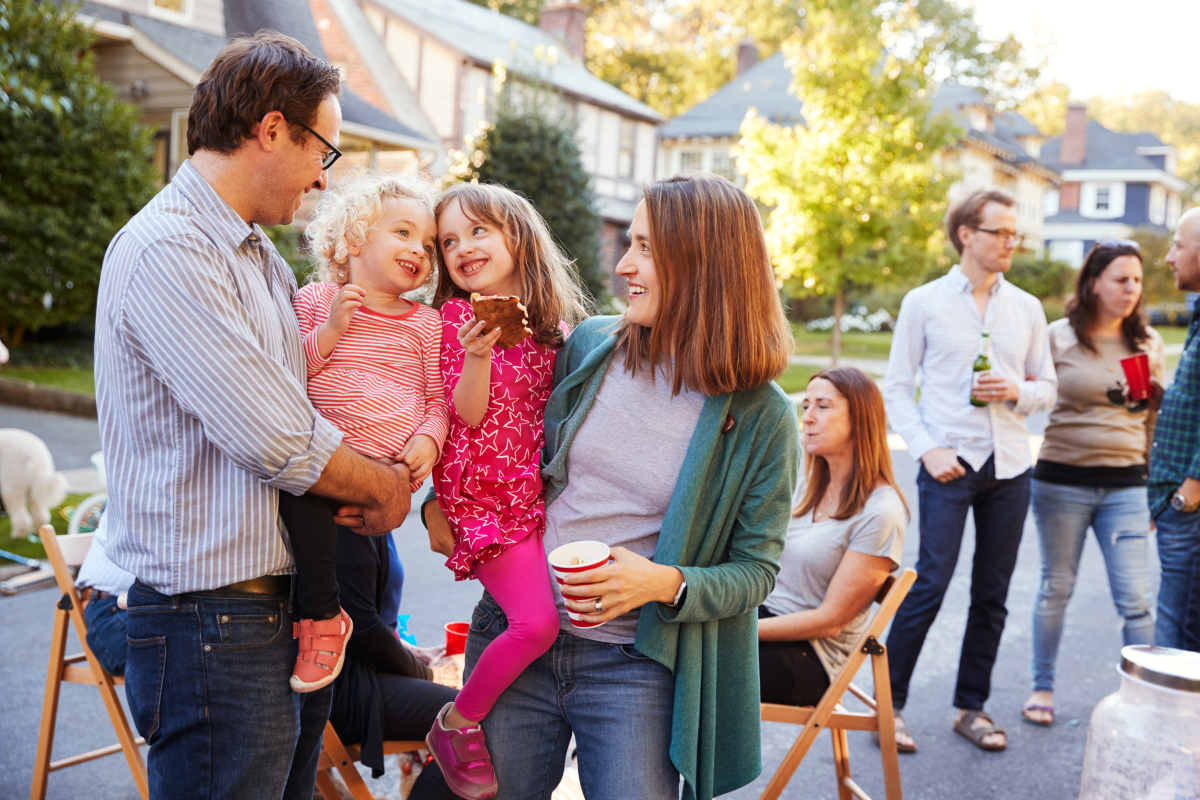 projets urbains à Rennes - parents et enfants à une fête de voisinage