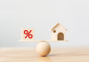 Pinel+ Rennes – Illustration montrant une maisonnette miniature en équilibre avec un symbole “pourcentage”