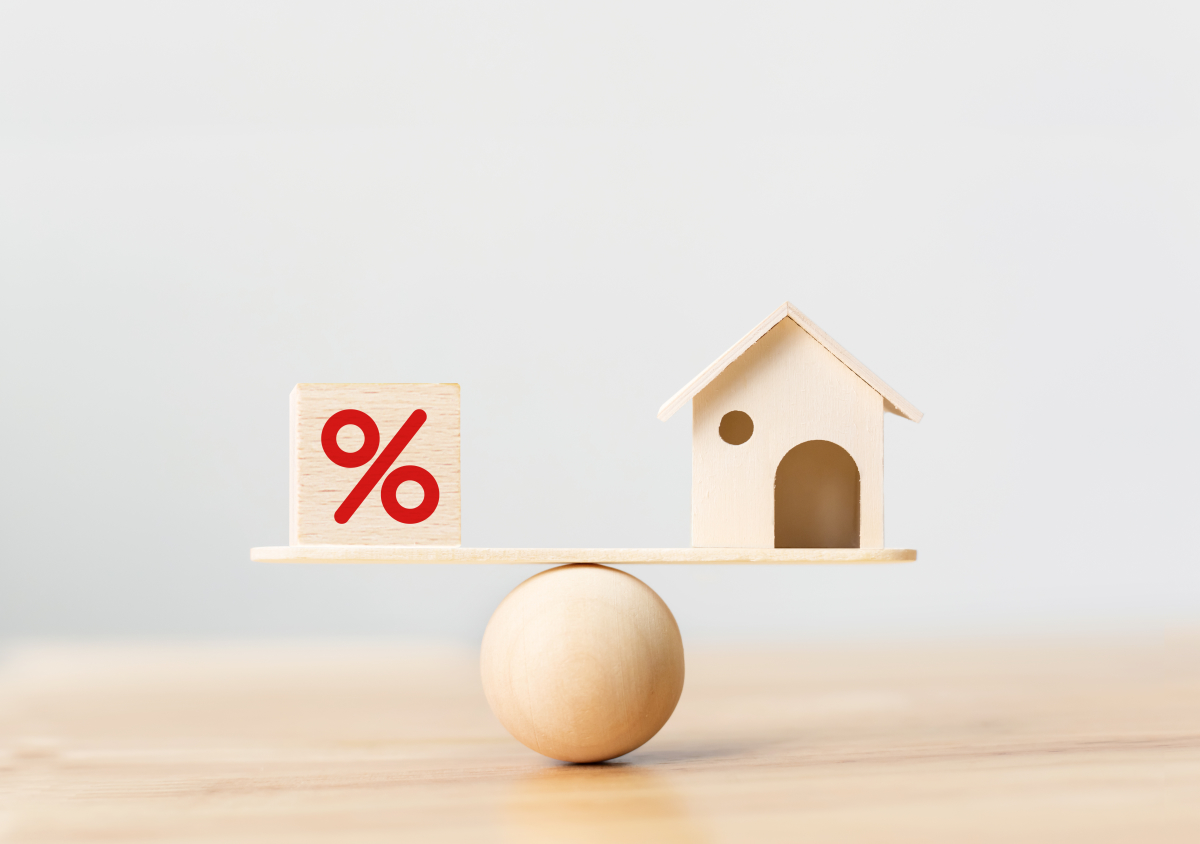 La loi Pinel+ cohabitera pendant un temps avec le Pinel classique à Rennes avant sa disparition totale en fin d’année 2024 Pinel+ Rennes – Illustration montrant une maisonnette miniature en équilibre avec un symbole “pourcentage”