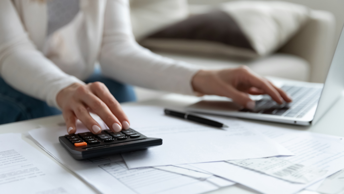Déficit foncier – femme calculant ses finances pour déclarer ses impôts