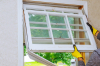 loi Denormandie Rennes – un ouvrier remplace une fenêtre dans un logement