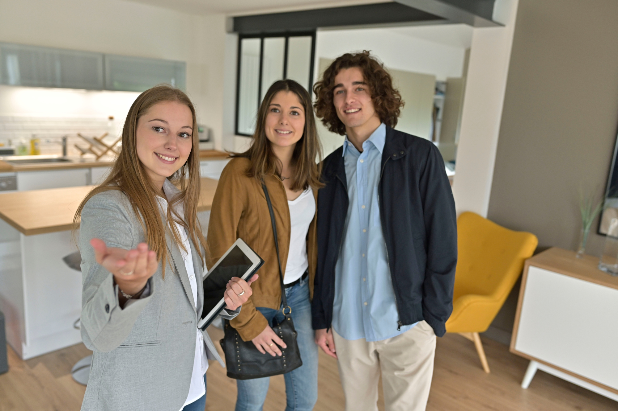 Visite d'un appartement avec un couple d'étudiants