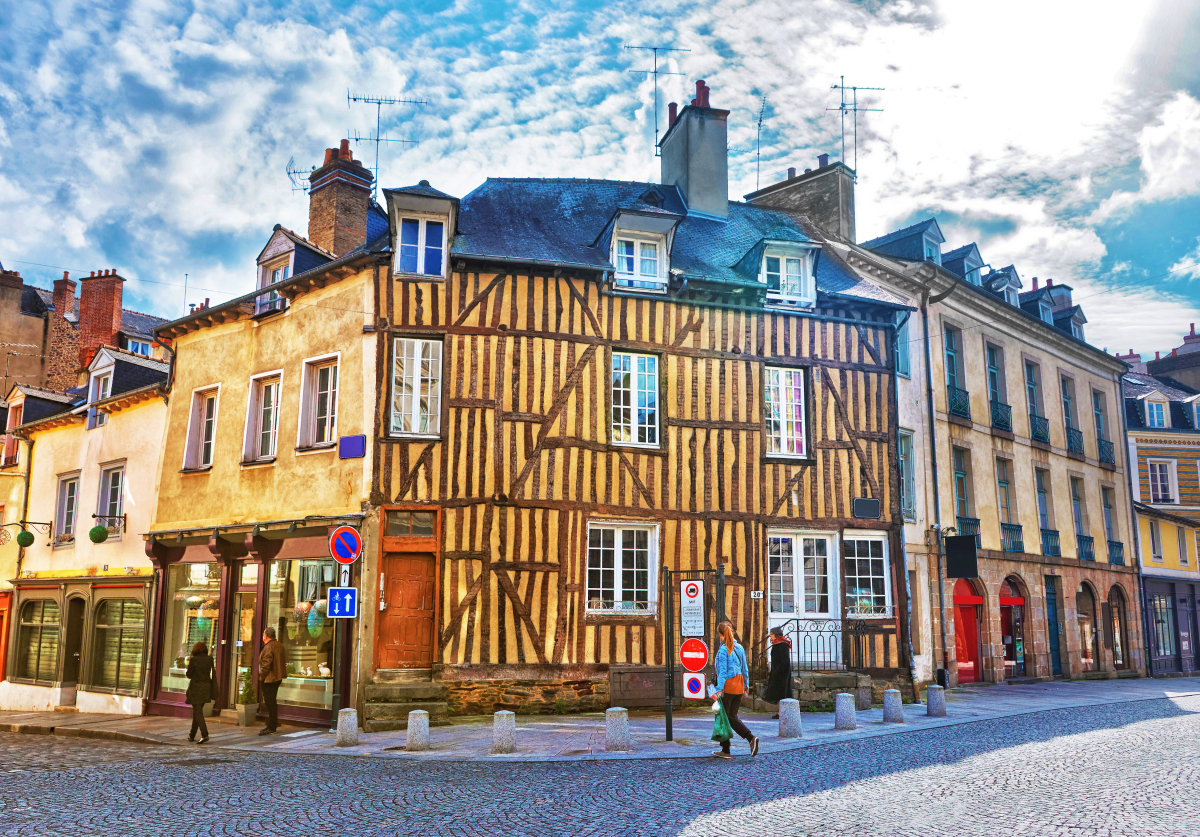 Loi 4D – Vue d’une rue à rennes avec maison à colombages – une résidence neuve à Toulouse