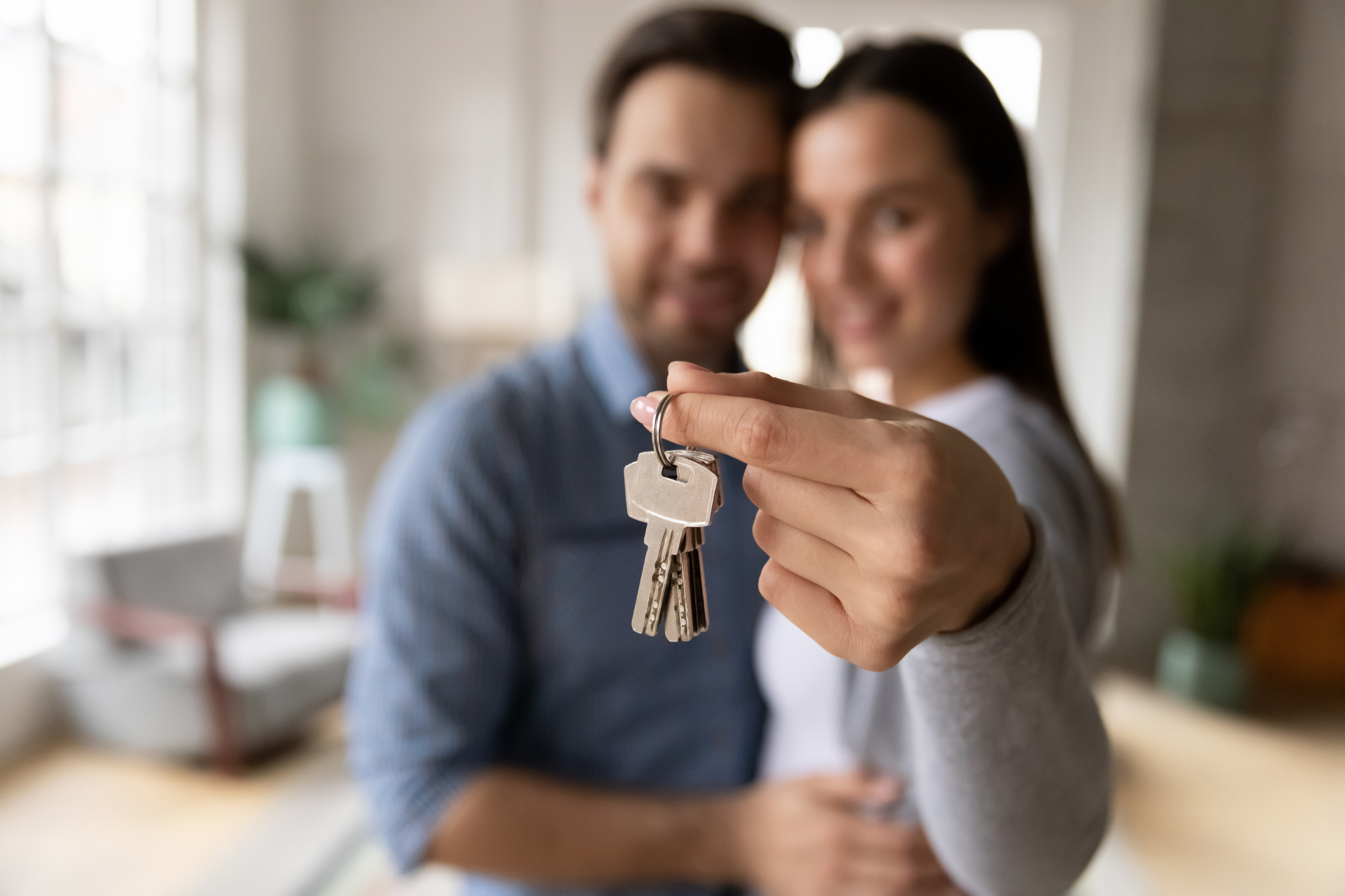 Un couple venant de louer leur appartement