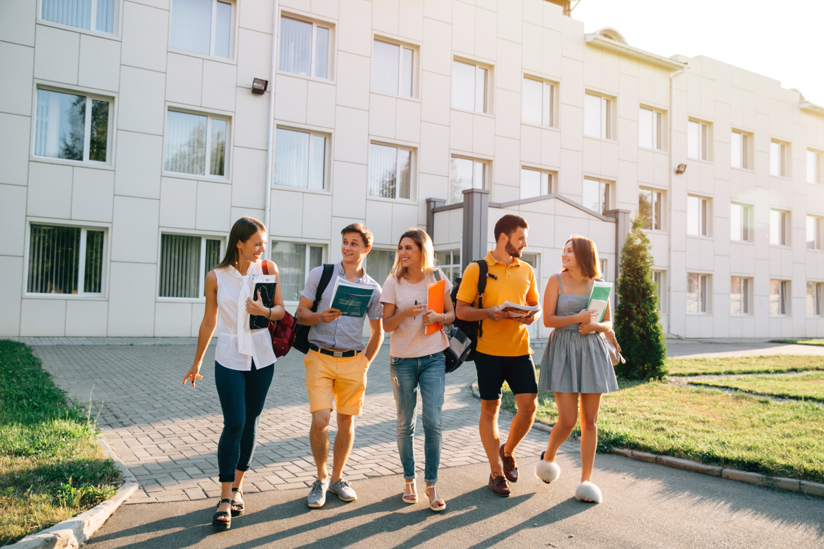 Rennes est une ville très étudiante ce qui rend l’investissement locatif très intéressant Investir à Rennes – Etudiants ayant fini les cours devant l’université