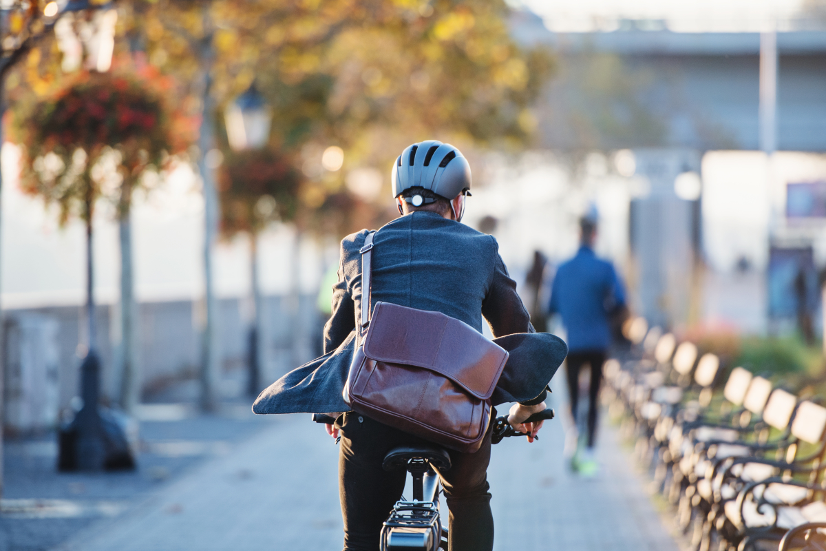 Ligne B du métro à Rennes -Homme avec une sacoche à vélo