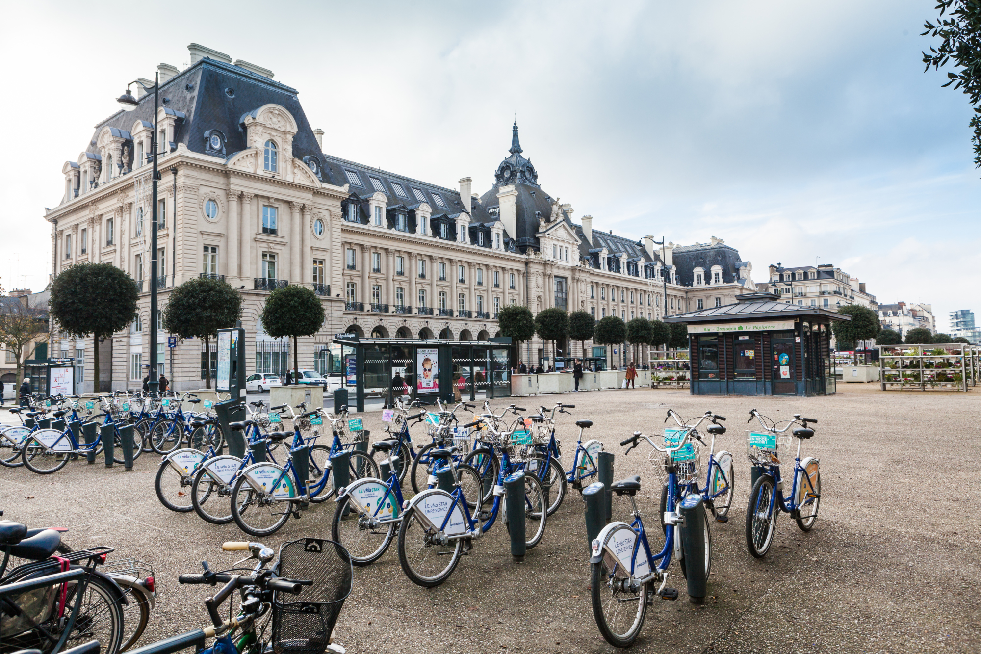 Vue d'un bâtiment historique de Rennes avec des vélos