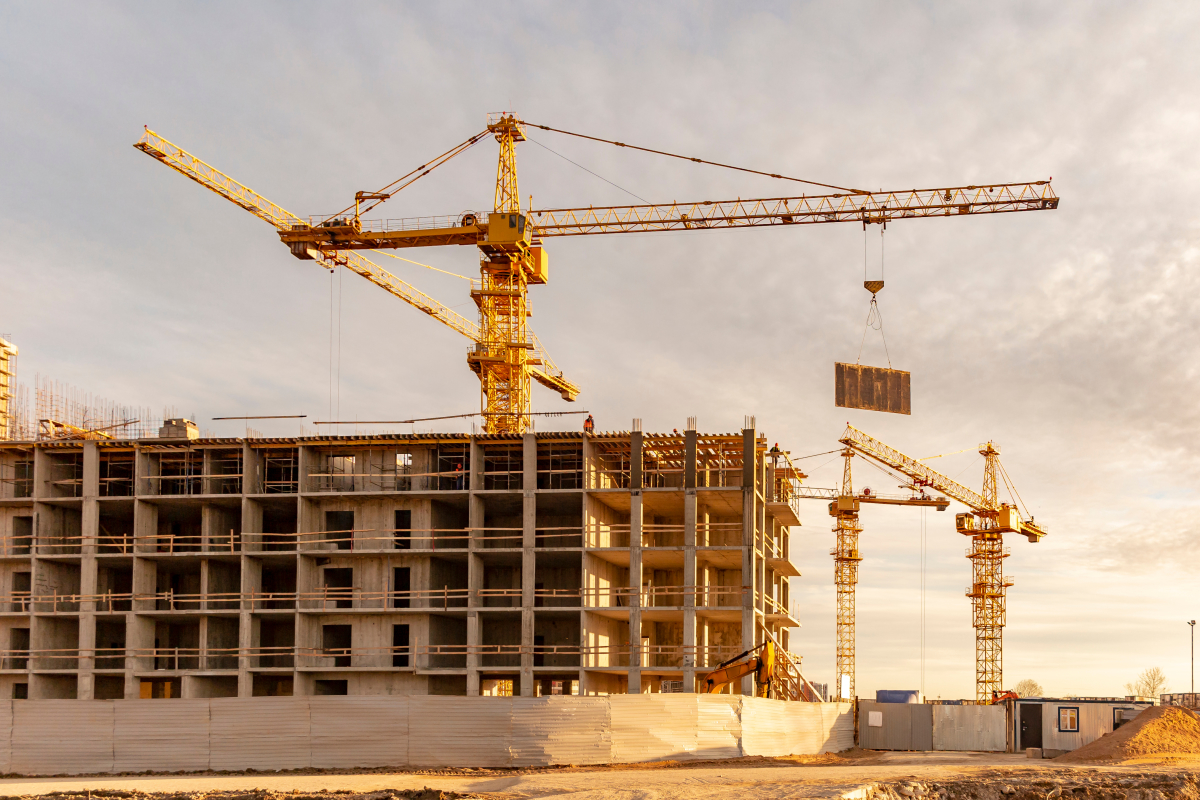 Valérie Létard ministre — Des grues sur un chantier de construction