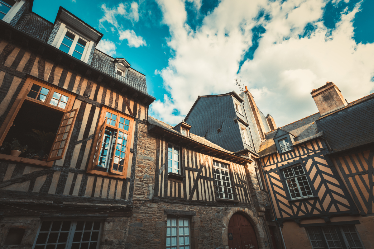 Neuf ou ancien à Rennes – Maisons médiévales à colombages dans le centre de Rennes