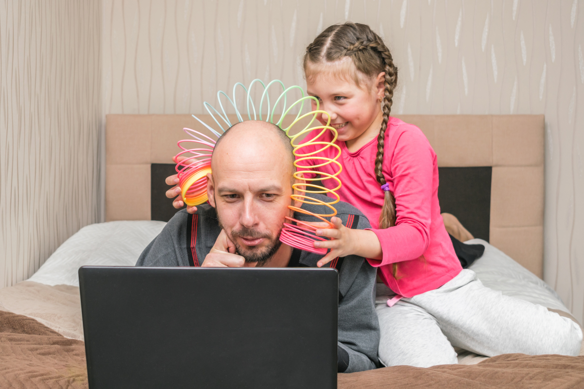 logement évolutif – un père en télétravail et sa fille