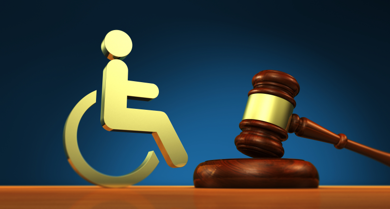 logement évolutif – symbole d’une personne handicapée en fauteuil et d’un marteau de juge