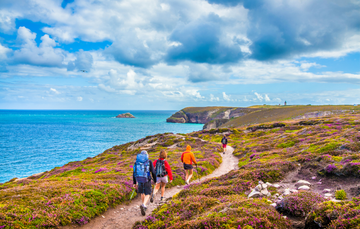 Immobilier Bretagne – vue sur des touristes sur les côtes bretonnes sur la péninsule du Cap Frehel