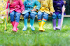 enfants en bottes de pluie