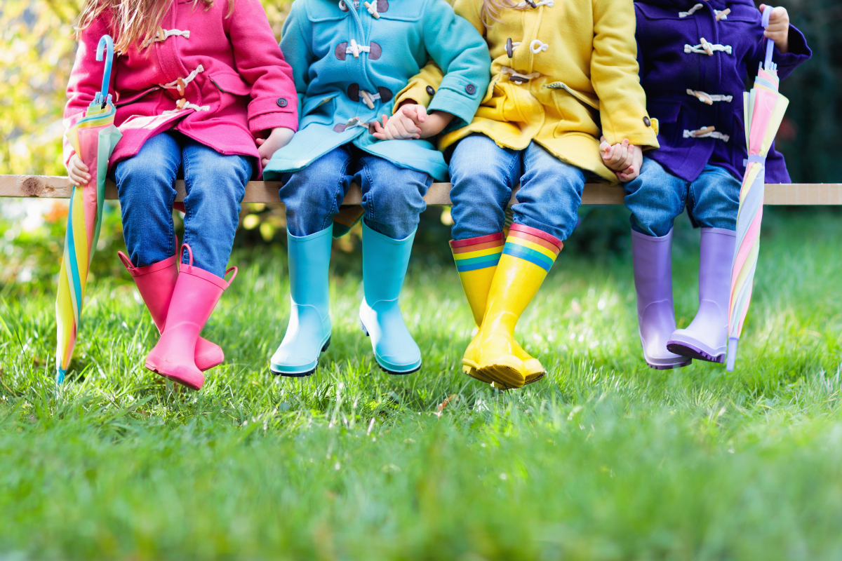 vivre à Saint-Malo – des jambes d’enfants assis sur un banc et chaussés de bottes de
pluie