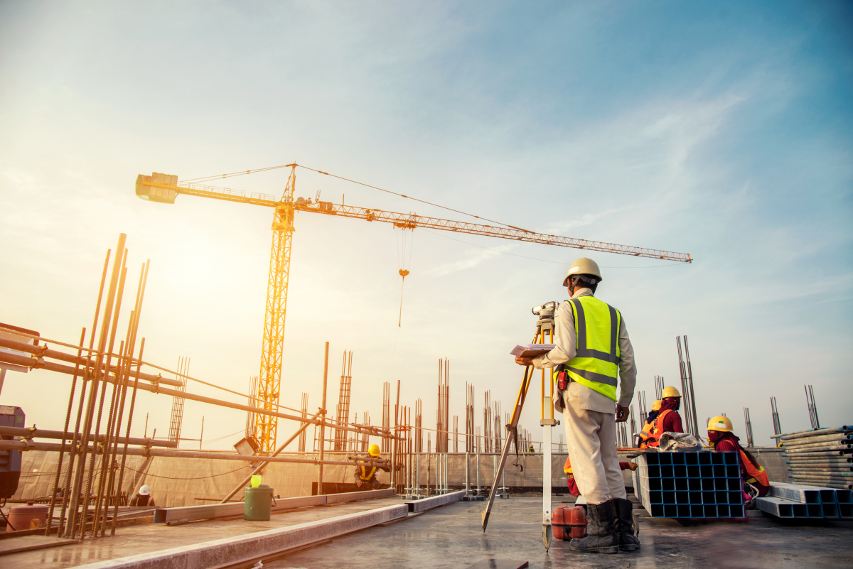 indemnité retard vefa – un chantier avec des ouvriers