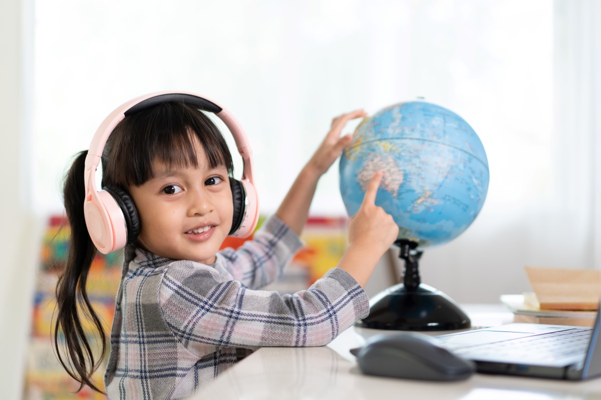 Les meilleures écoles de Rennes - enfants qui pointe un pays sur un globe