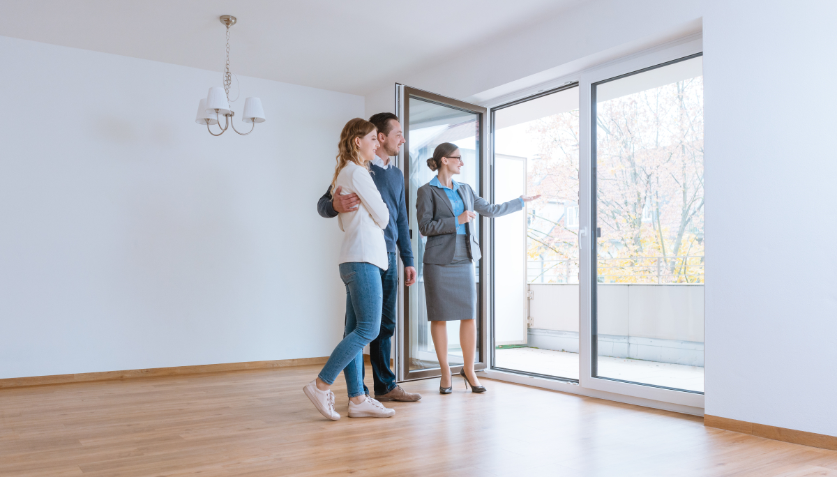 un couple visite un appartement neuf à Rennes