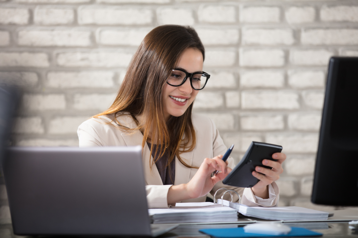 Loi Pinel Rennes – Une jeune femme faisant des calculs en souriant