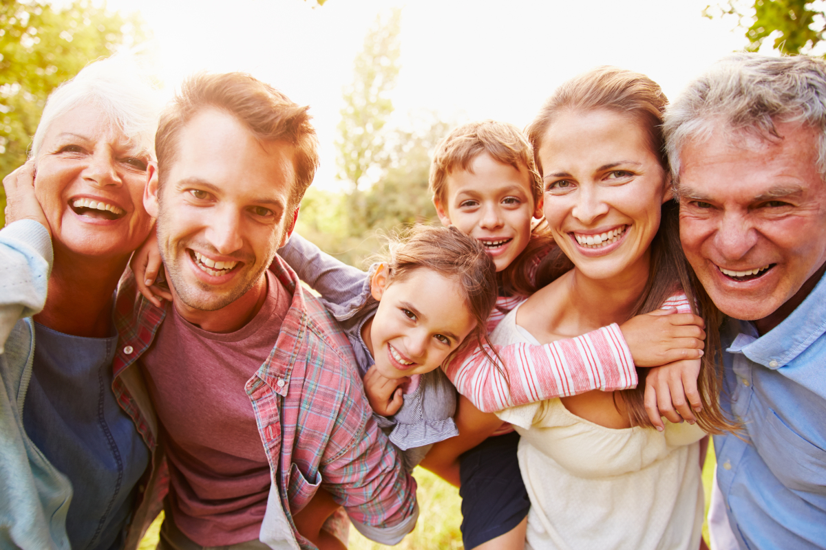 Appartement neuf Rennes – une famille heureuse et multi-générationnelle pose pour la photo