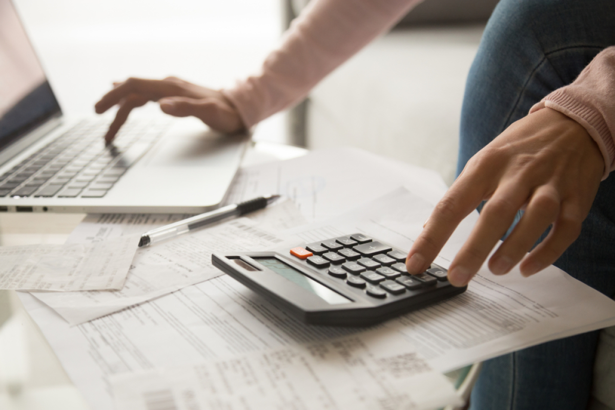 Quelle fiscalité pour la loi Malraux à Rennes ? Loi Malraux Rennes – Femme réalisant sa déclaration d’impôt