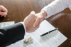 Devenir investisseur immobilier – Signature d’un contrat avec un courtier