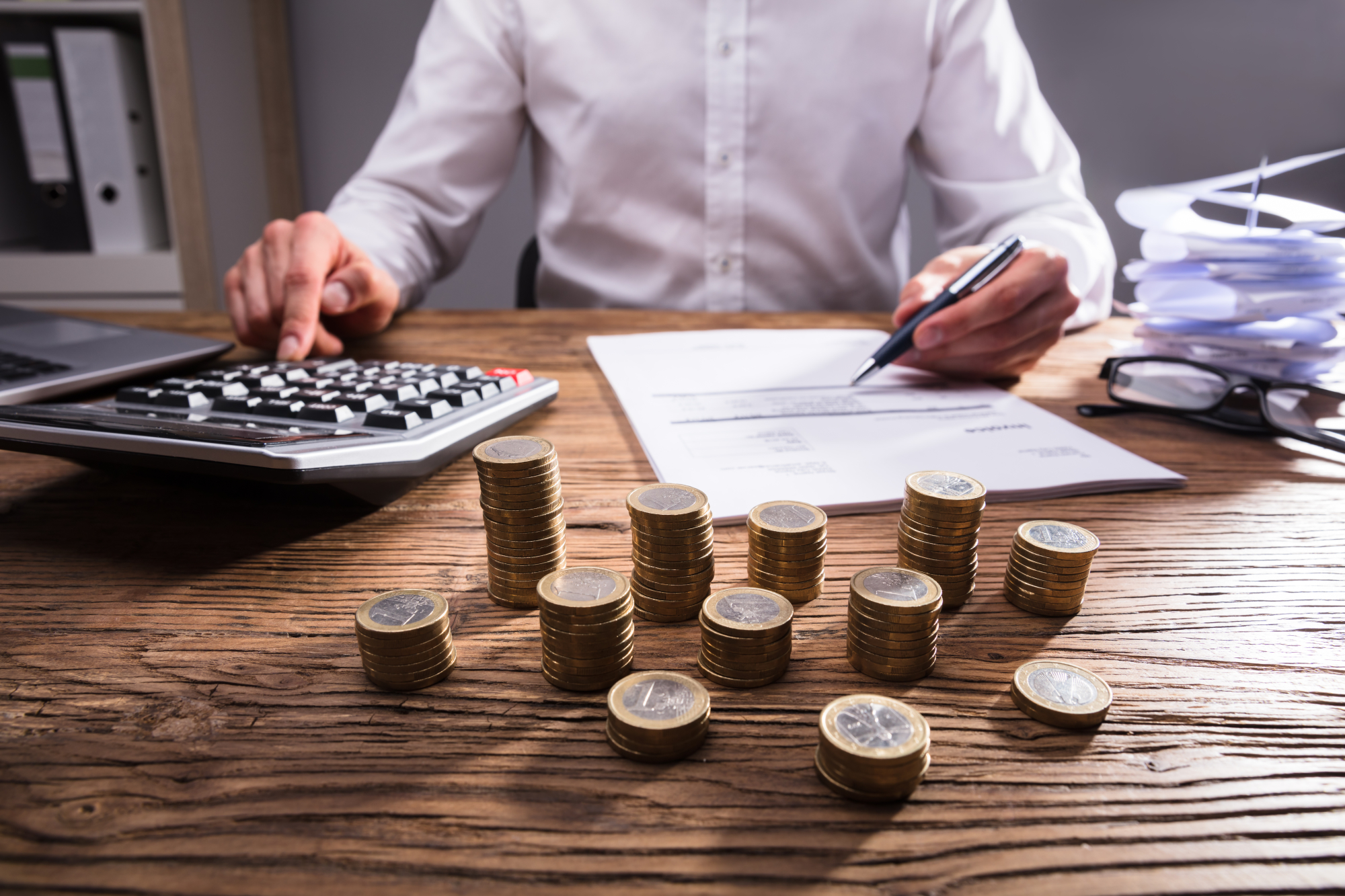 Homme calculant ses dépenses et recettes